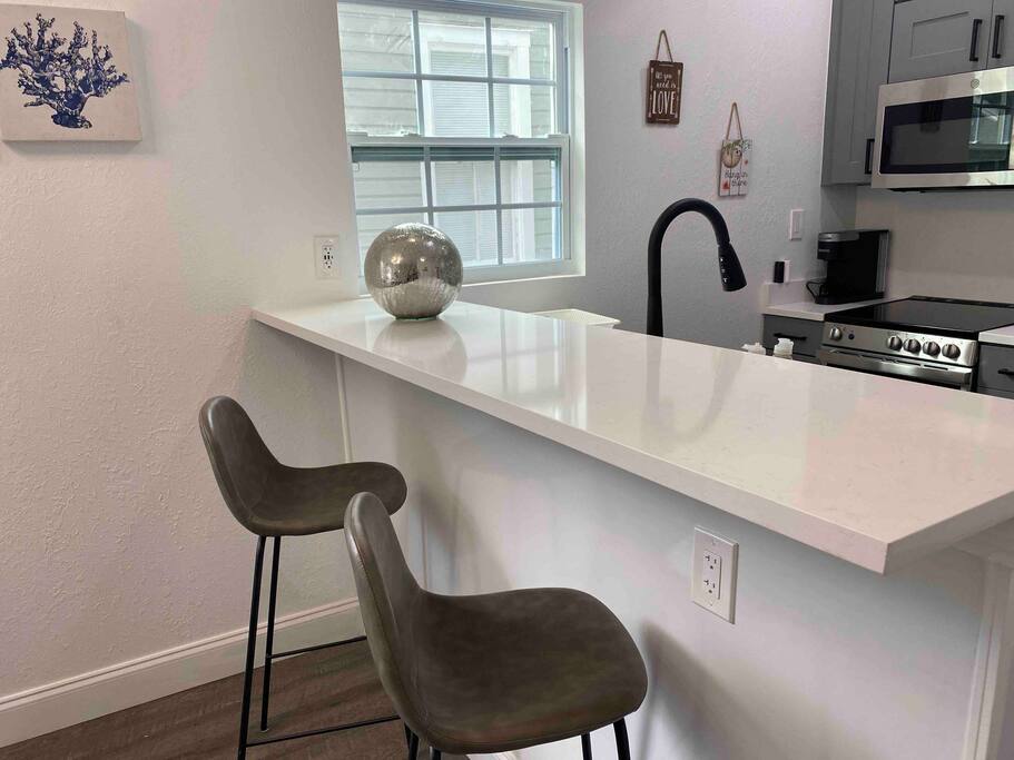 Contemporary Bungalow Walk to Armature &amp; Riverwalk